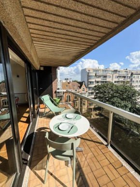 Large sunny and bright apartment with park view